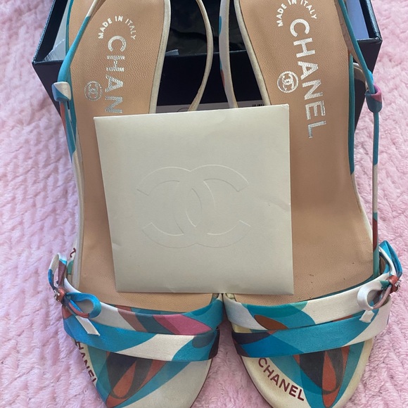 Channel sandals. - Picture 4 of 12